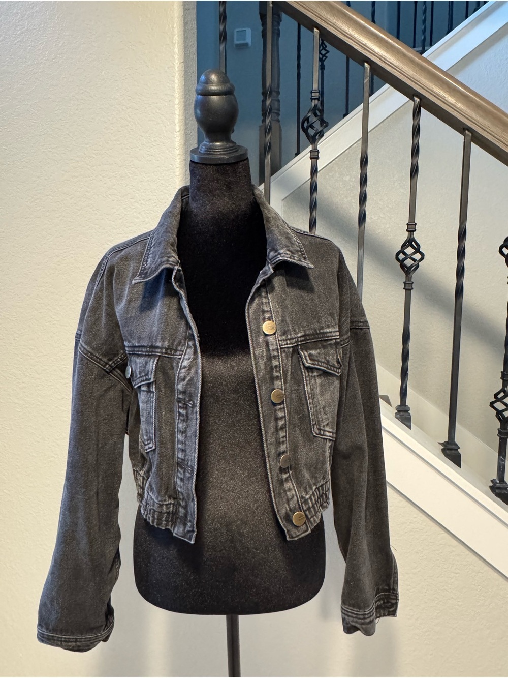Cropped Black Denim Jacket - Classic Casual Layer